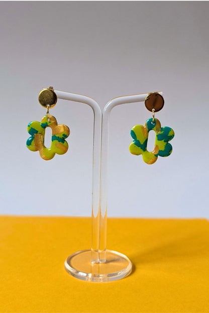 Boucles d’oreilles florales colorées faites à la main, bijou joyeux et artistique.