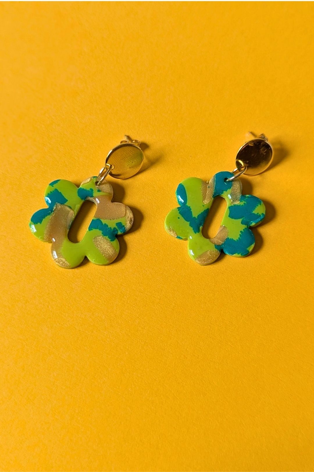 Boucles d’oreilles florales colorées faites à la main, bijou joyeux et artistique.