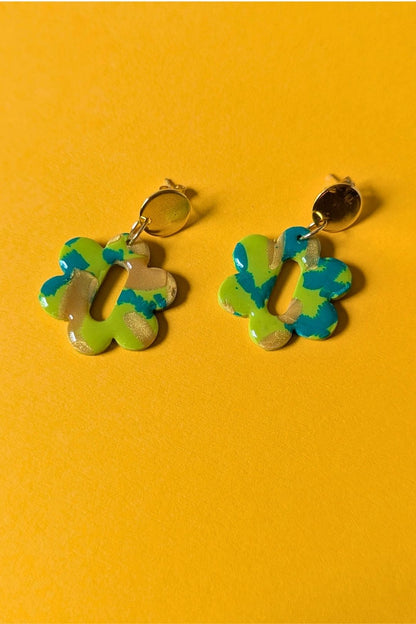Boucles d’oreilles florales colorées faites à la main, bijou joyeux et artistique.