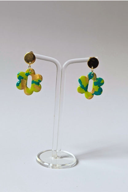 Boucles d’oreilles florales colorées faites à la main, bijou joyeux et artistique.