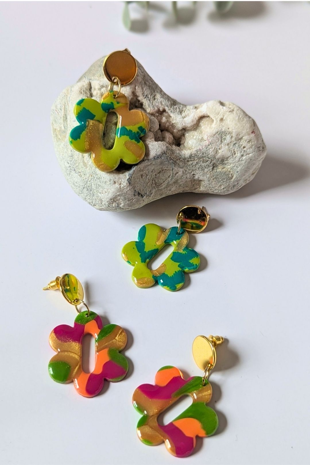 Boucles d’oreilles florales colorées faites à la main, bijou joyeux et artistique.