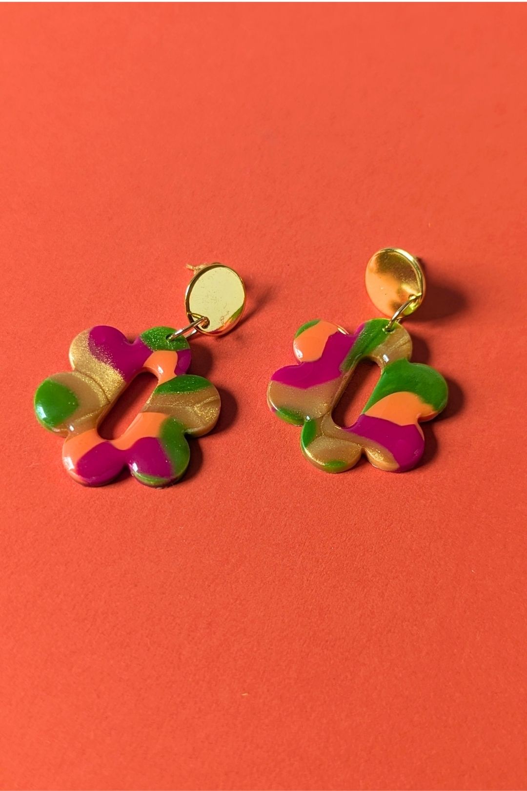 Boucles d’oreilles florales colorées faites à la main, bijou joyeux et artistique.