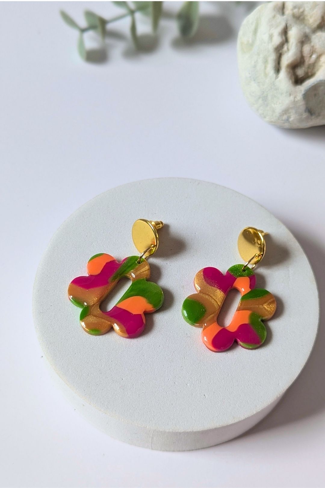Boucles d’oreilles florales colorées faites à la main, bijou joyeux et artistique.