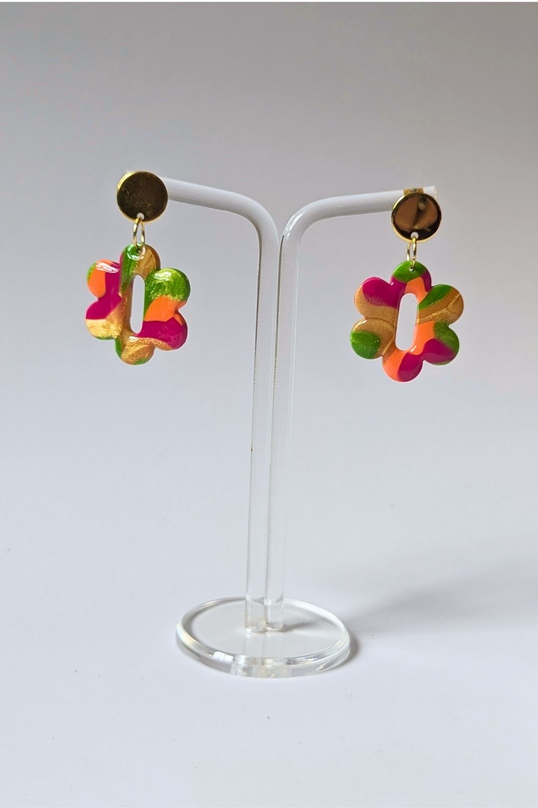 Boucles d’oreilles florales colorées faites à la main, bijou joyeux et artistique.