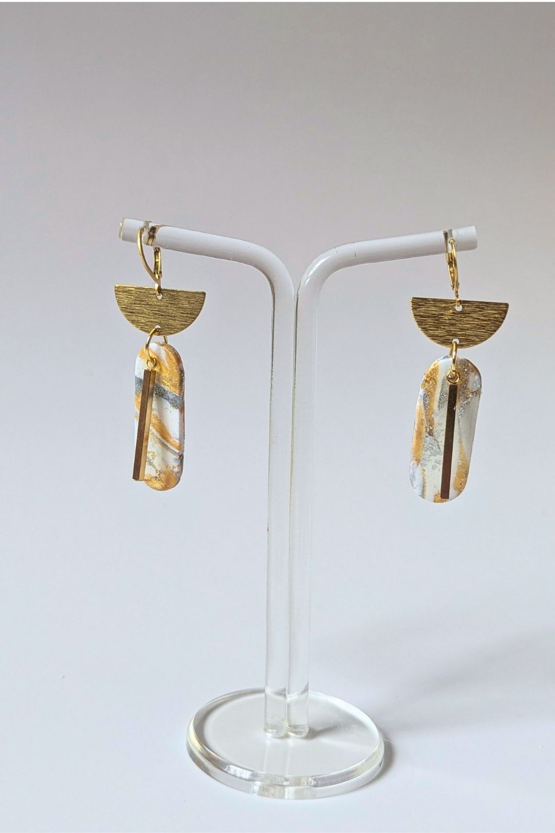 Boucles d’oreilles graphiques en résine marbrée et métal doré, bijou élégant fait à la main.