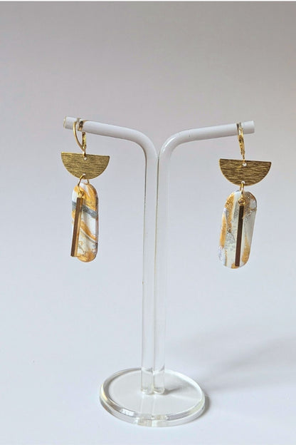 Boucles d’oreilles graphiques en résine marbrée et métal doré, bijou élégant fait à la main.