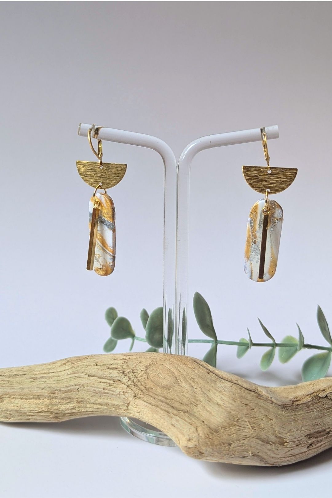 Boucles d’oreilles graphiques en résine marbrée et métal doré, bijou élégant fait à la main.