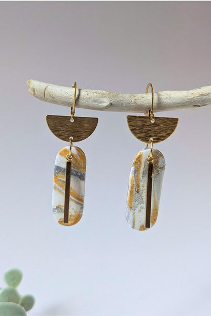 Boucles d’oreilles graphiques en résine marbrée et métal doré, bijou élégant fait à la main.