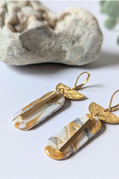 Boucles d’oreilles graphiques en résine marbrée et métal doré, bijou élégant fait à la main.