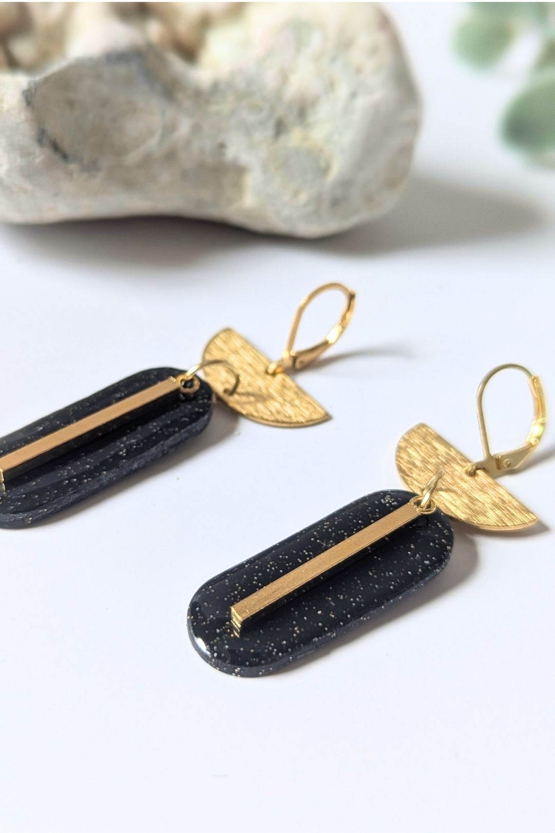 Boucles d’oreilles graphiques en résine marbrée et métal doré, bijou élégant fait à la main.