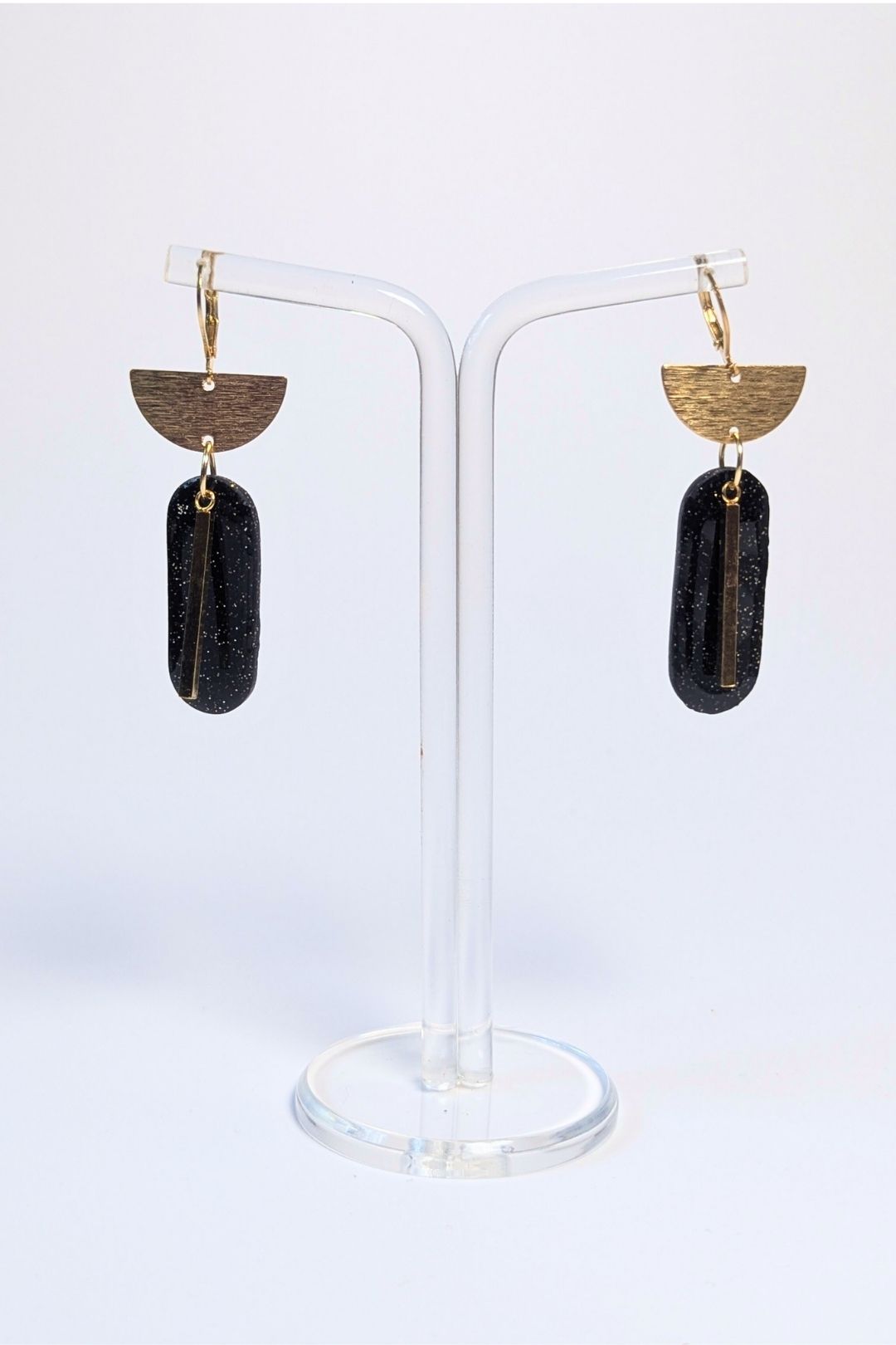 Boucles d’oreilles graphiques en résine marbrée et métal doré, bijou élégant fait à la main.