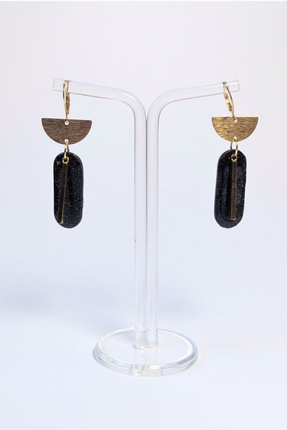 Boucles d’oreilles graphiques en résine marbrée et métal doré, bijou élégant fait à la main.