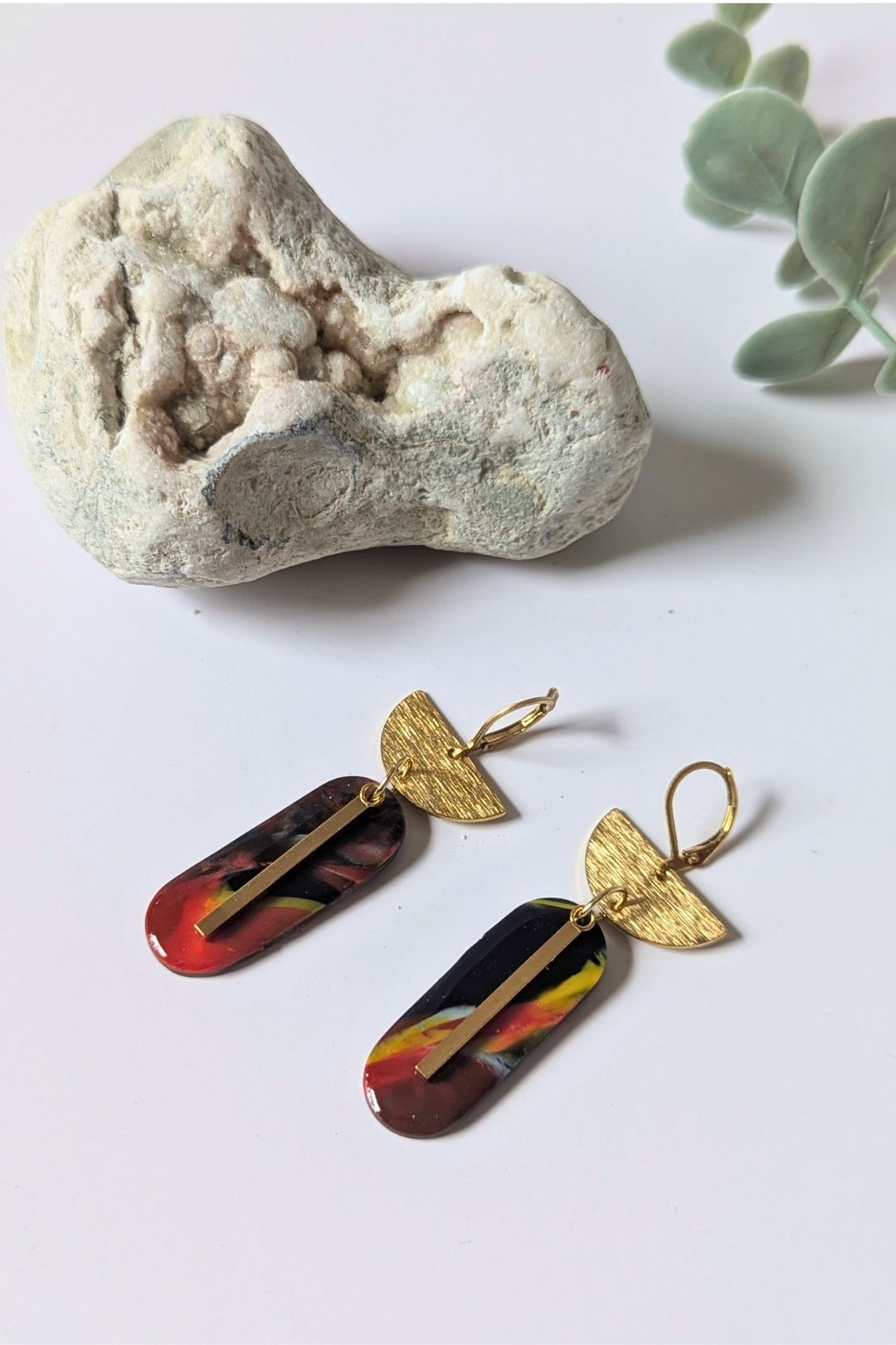 Boucles d’oreilles graphiques en résine marbrée et métal doré, bijou élégant fait à la main.