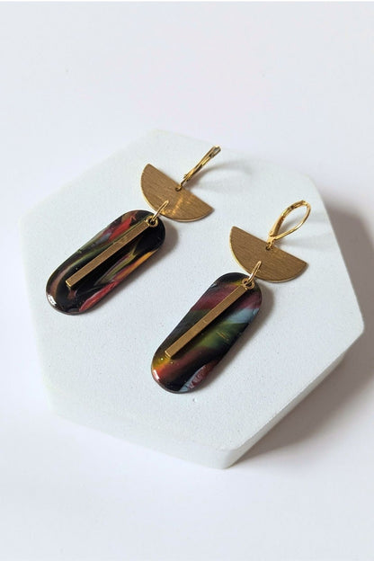 Boucles d’oreilles graphiques en résine marbrée et métal doré, bijou élégant fait à la main.