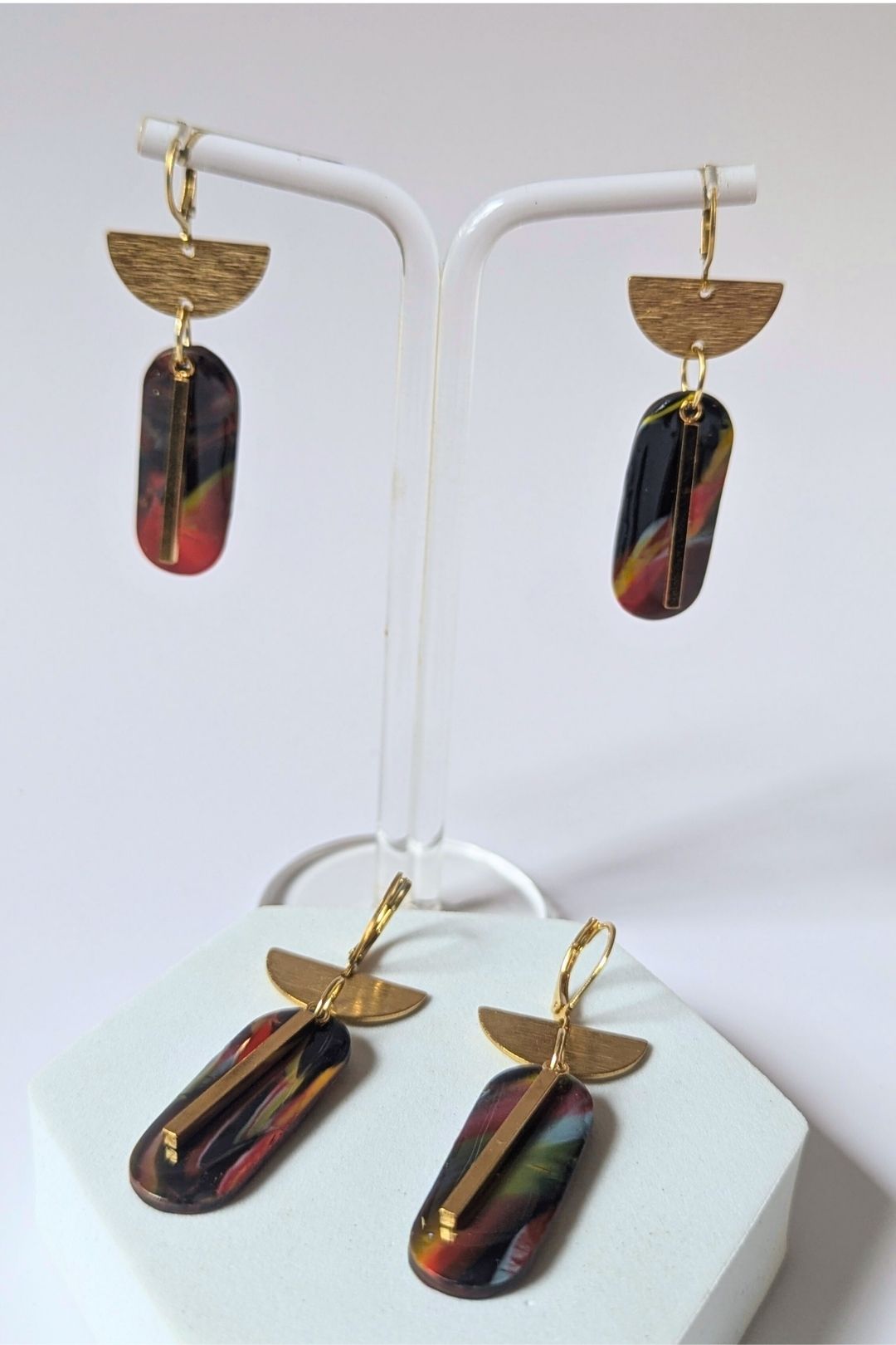 Boucles d’oreilles graphiques en résine marbrée et métal doré, bijou élégant fait à la main.