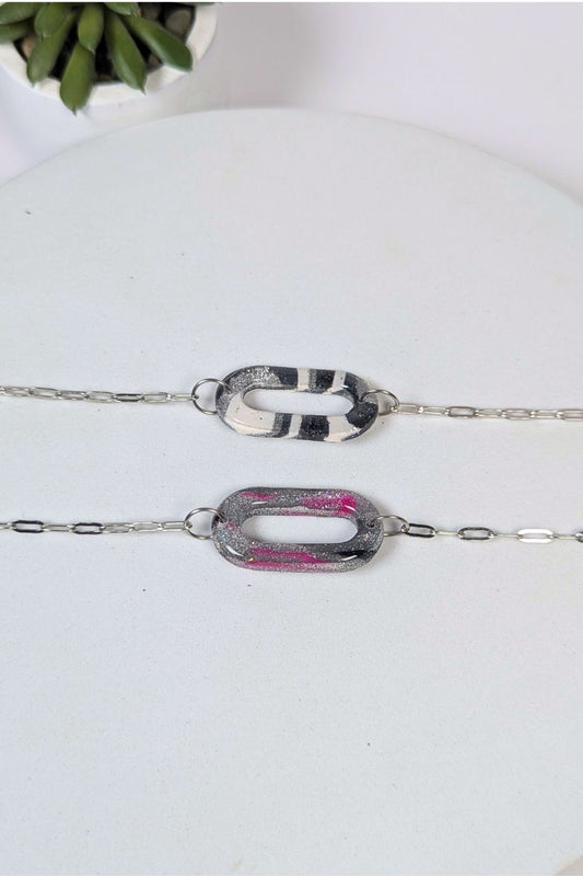 Bracelet en résine colorée, monté sur chaîne argentée, fait main à Montréal