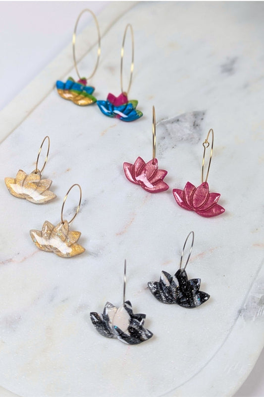Boucles d’oreilles lotus florales en résine lumineuse, bijou délicat fait à la main.