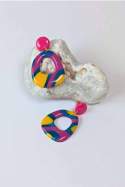 Boucles pendantes légères au design abstrait et fait main