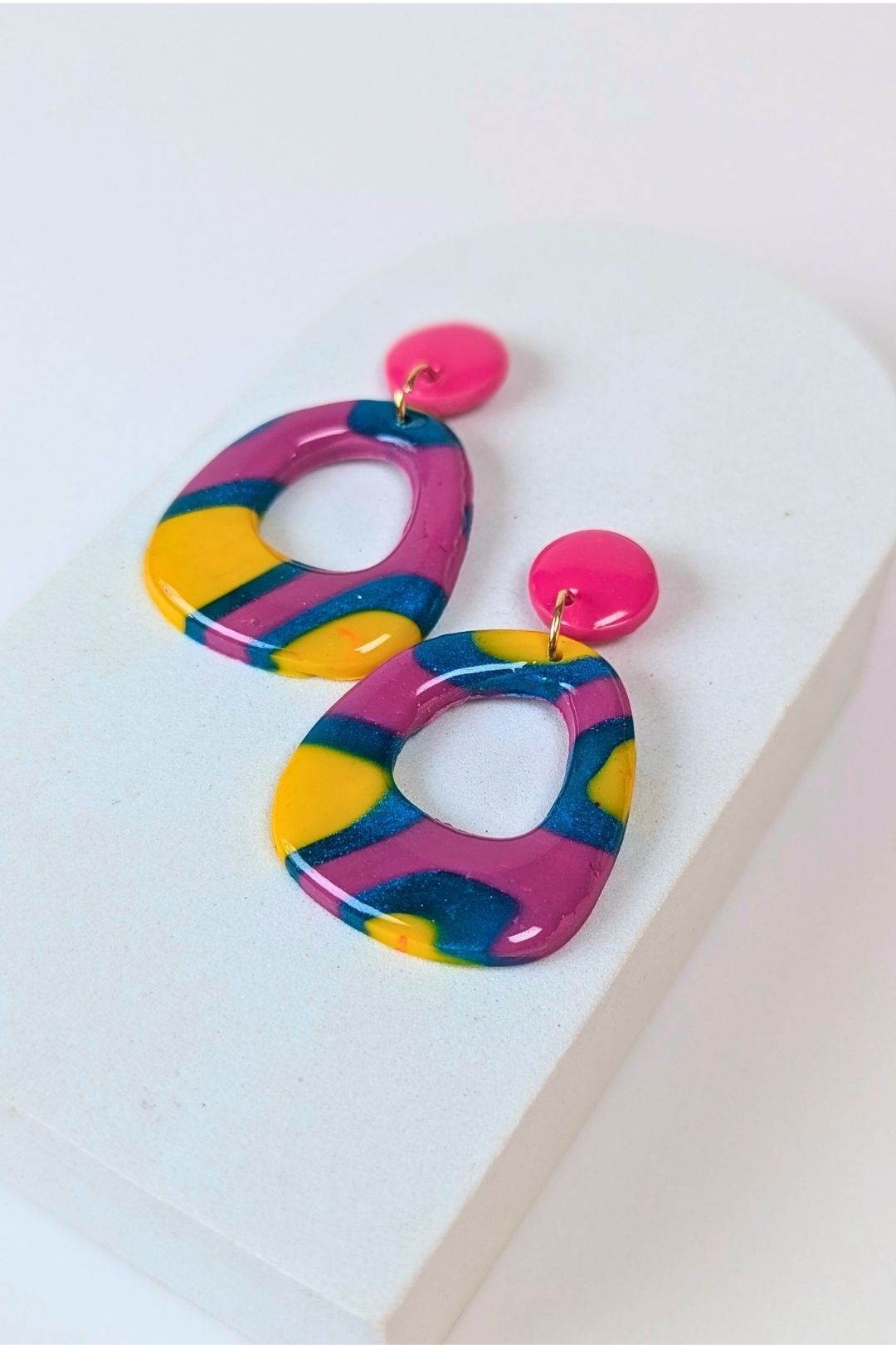 Boucles pendantes légères au design abstrait et fait main