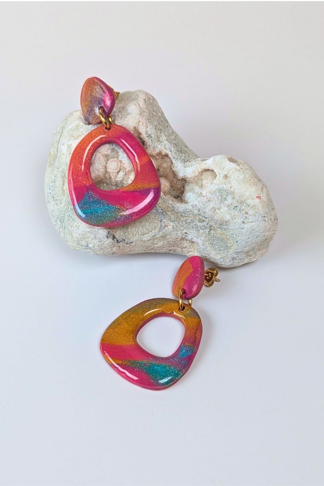 Boucles pendantes légères au design abstrait et fait main