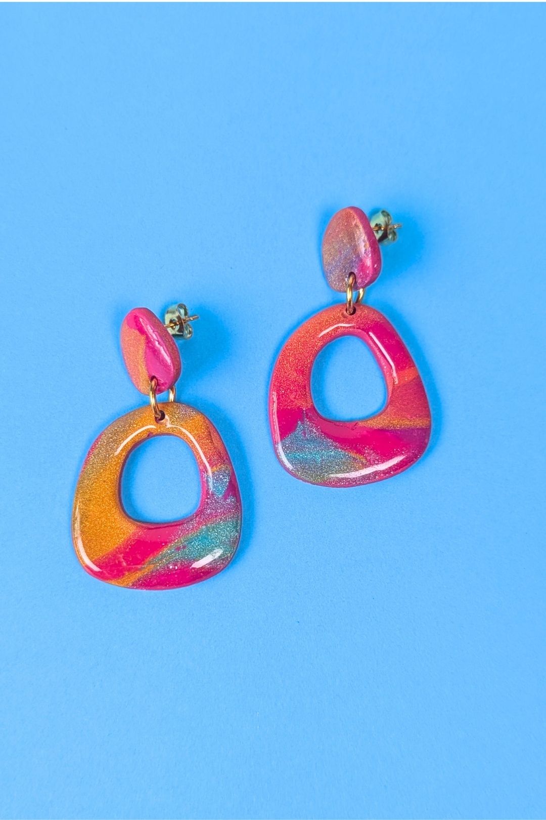 Boucles pendantes légères au design abstrait et fait main