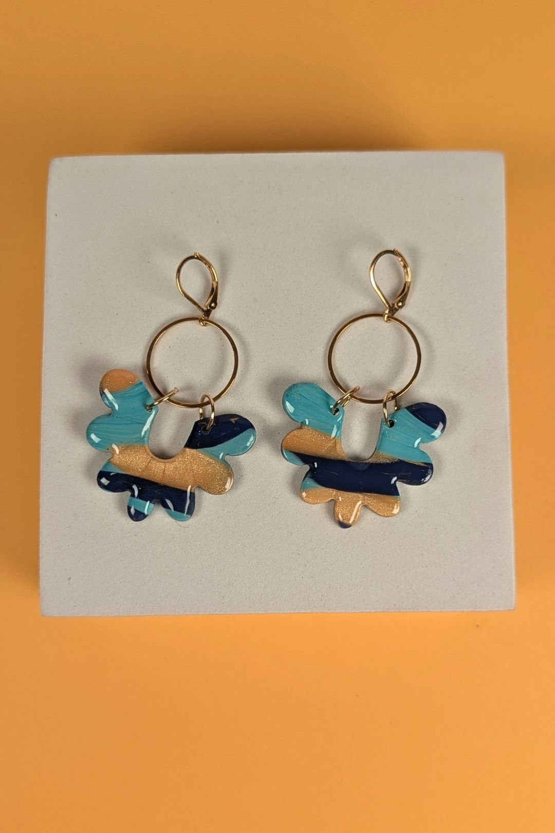 Boucles d’oreilles ONDE faites à la main à Montréal, bijou en pâte polymère à forme organique suspendue sur anneau doré
