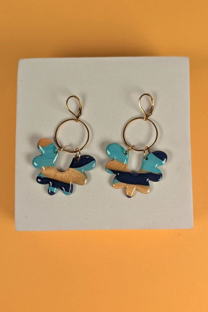 Boucles d’oreilles ONDE faites à la main à Montréal, bijou en pâte polymère à forme organique suspendue sur anneau doré
