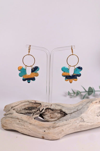 Boucles d’oreilles ONDE faites à la main à Montréal, bijou en pâte polymère à forme organique suspendue sur anneau doré
