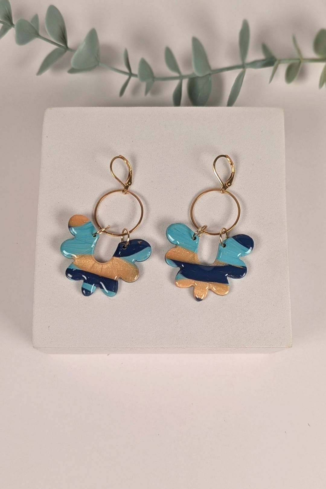 Boucles d’oreilles ONDE faites à la main à Montréal, bijou en pâte polymère à forme organique suspendue sur anneau doré
