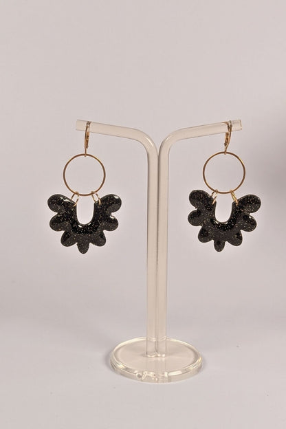 Boucles d’oreilles ONDE faites à la main à Montréal, bijou en pâte polymère à forme organique suspendue sur anneau doré
