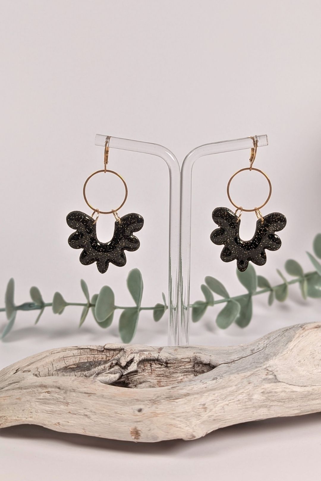 Boucles d’oreilles ONDE faites à la main à Montréal, bijou en pâte polymère à forme organique suspendue sur anneau doré
