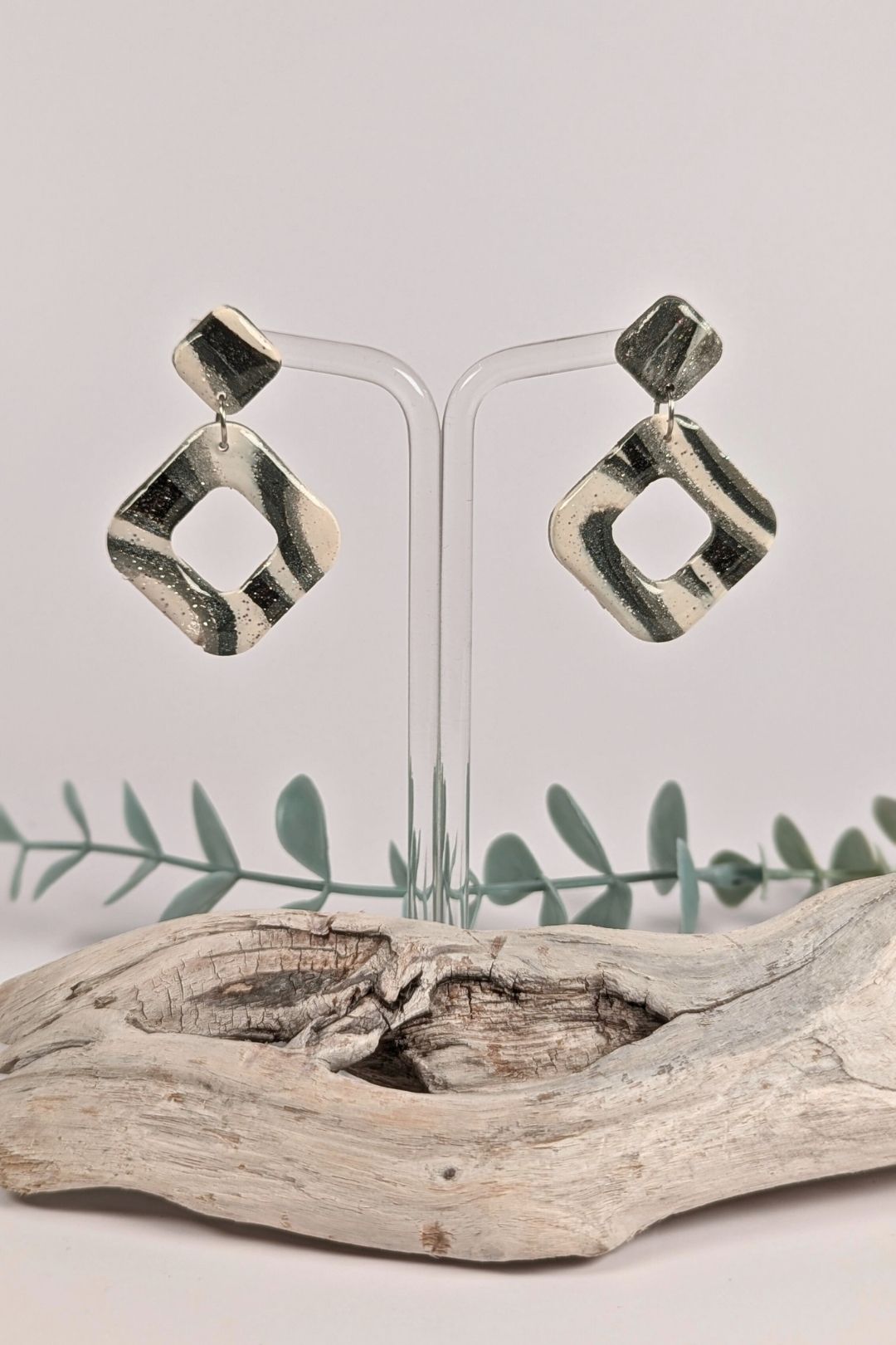 Boucles d’oreilles Lozange en pâte polymère, forme losange ajourée, bijou fait main à Montréal