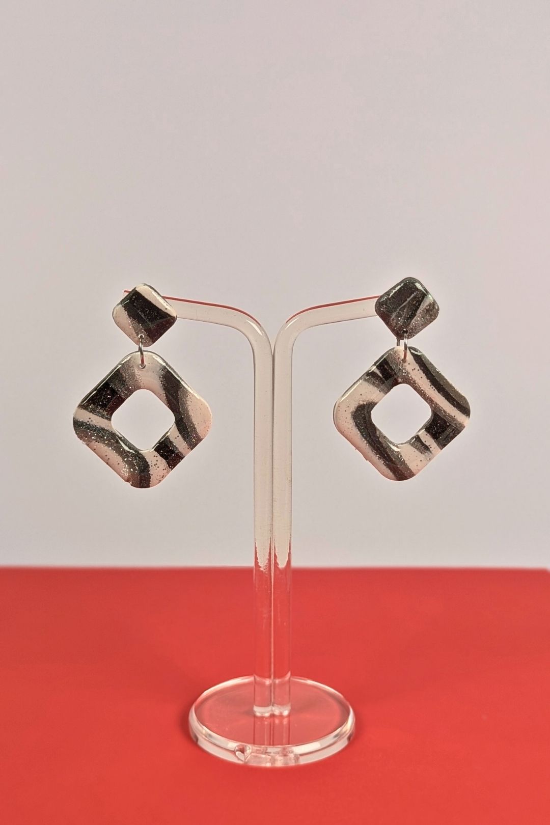 Boucles d’oreilles Lozange en pâte polymère, forme losange ajourée, bijou fait main à Montréal