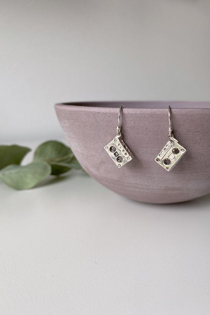 SÉROTONINE DESIGN Boucles oreilles Cassette Solo Crochet by Sérotonine Design | Roxy Lama