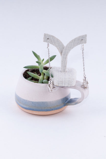 SÉROTONINE DESIGN Boucles oreilles robot sur chaîne Boucles d'oreilles by Sérotonine Design | Roxy Lama