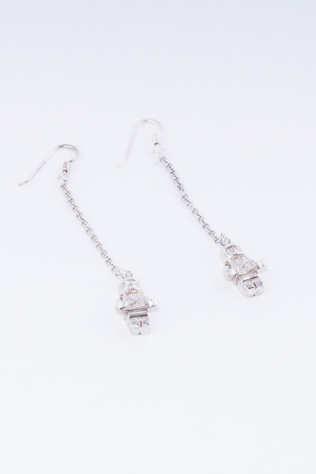 SÉROTONINE DESIGN Boucles oreilles robot sur chaîne Boucles d'oreilles by Sérotonine Design | Roxy Lama