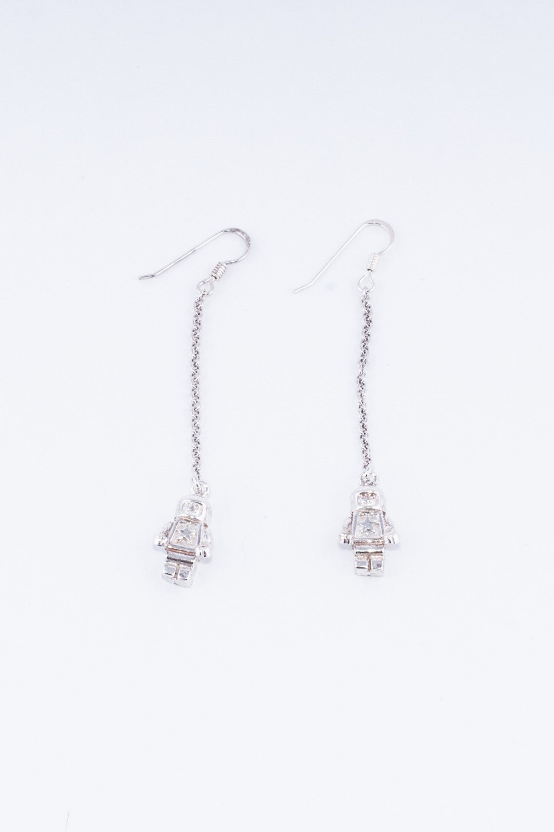 SÉROTONINE DESIGN Boucles oreilles robot sur chaîne Crochet Boucles d'oreilles by Sérotonine Design | Roxy Lama