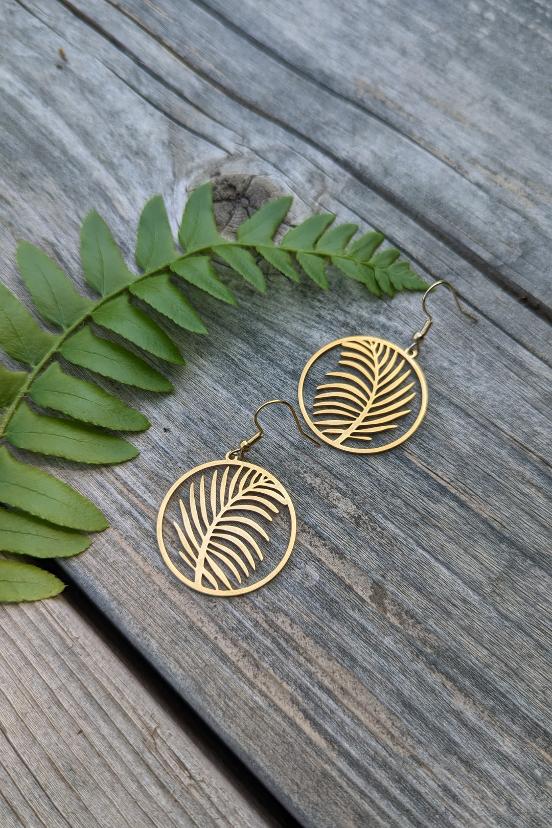 SÉROTONINE DESIGN - Boucles d'oreilles grande feuille ronde Boucles d'oreilles by Sérotonine Design | Roxy Lama