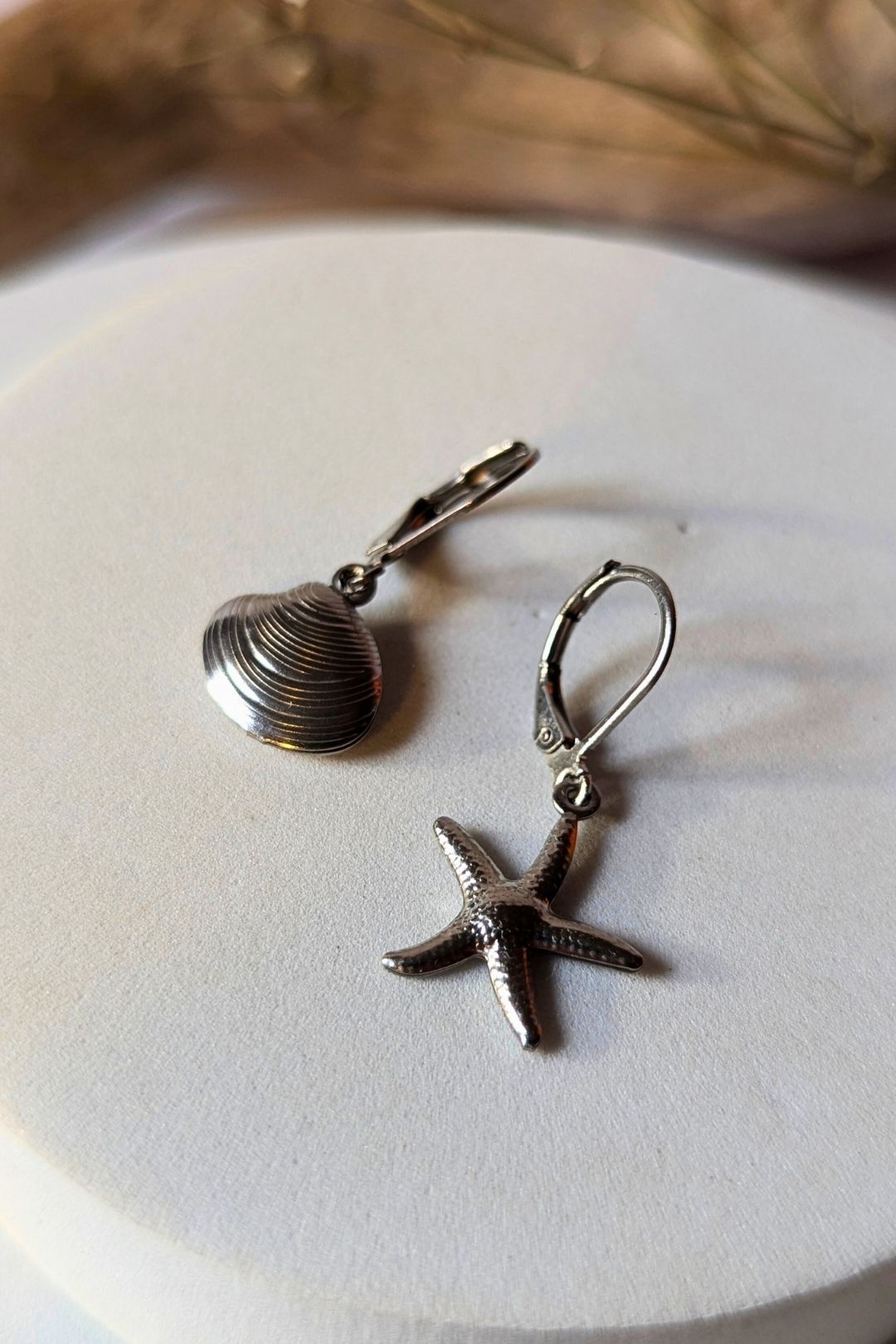 SEROTONINE DESIGN Collection Harmonie — Boucles d'oreilles petits coquillages Boucle d'oreilles by Sérotonine Design | Roxy Lama