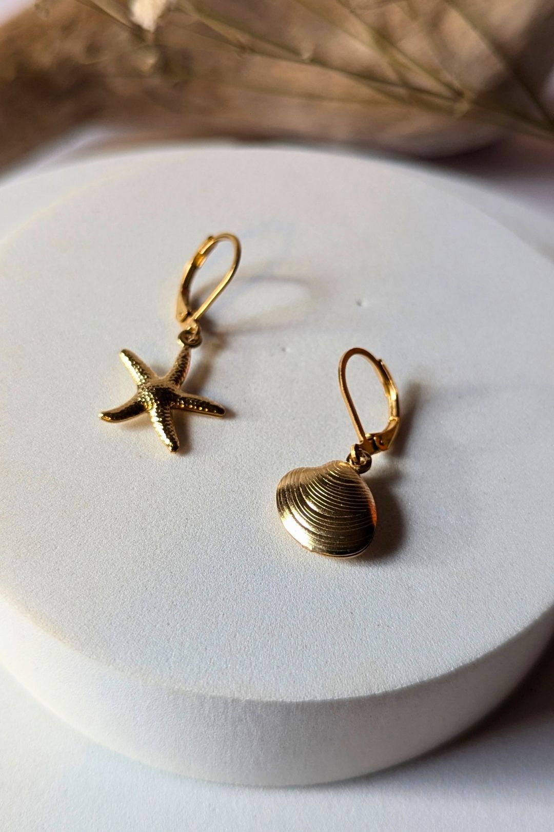 SEROTONINE DESIGN Collection Harmonie — Boucles d'oreilles petits coquillages Boucle d'oreilles by Sérotonine Design | Roxy Lama