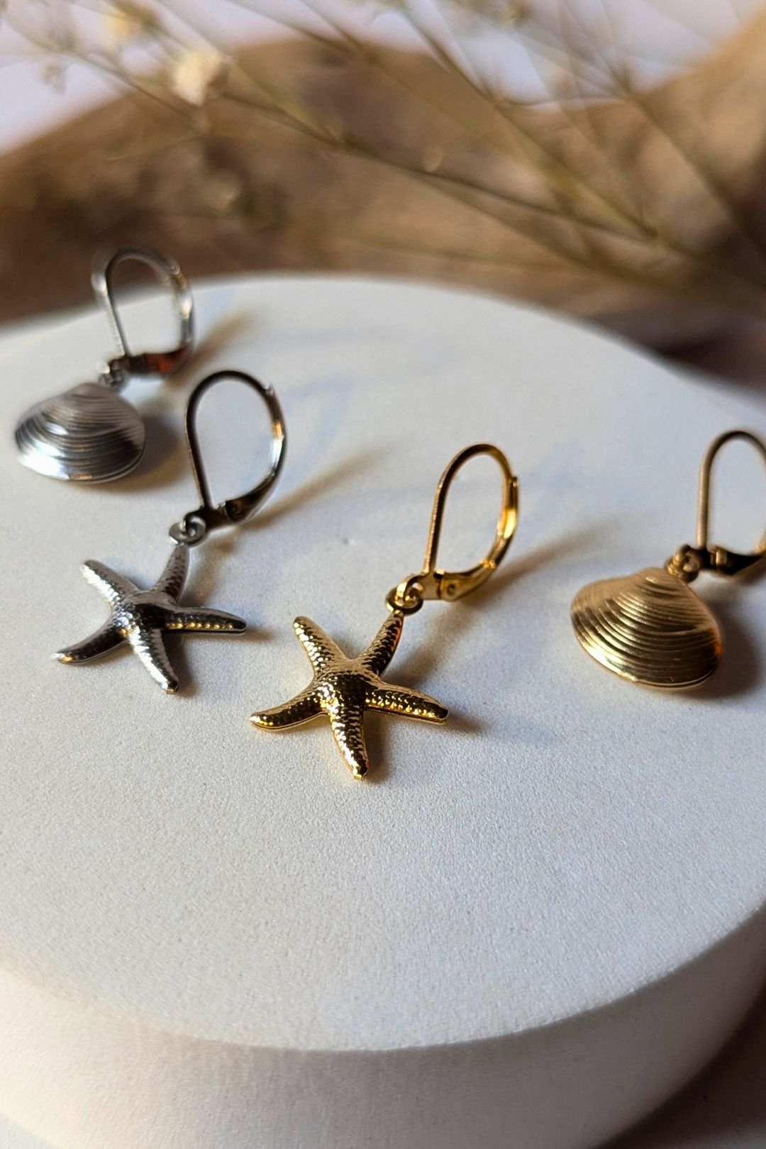 SEROTONINE DESIGN Collection Harmonie — Boucles d'oreilles petits coquillages Boucle d'oreilles by Sérotonine Design | Roxy Lama