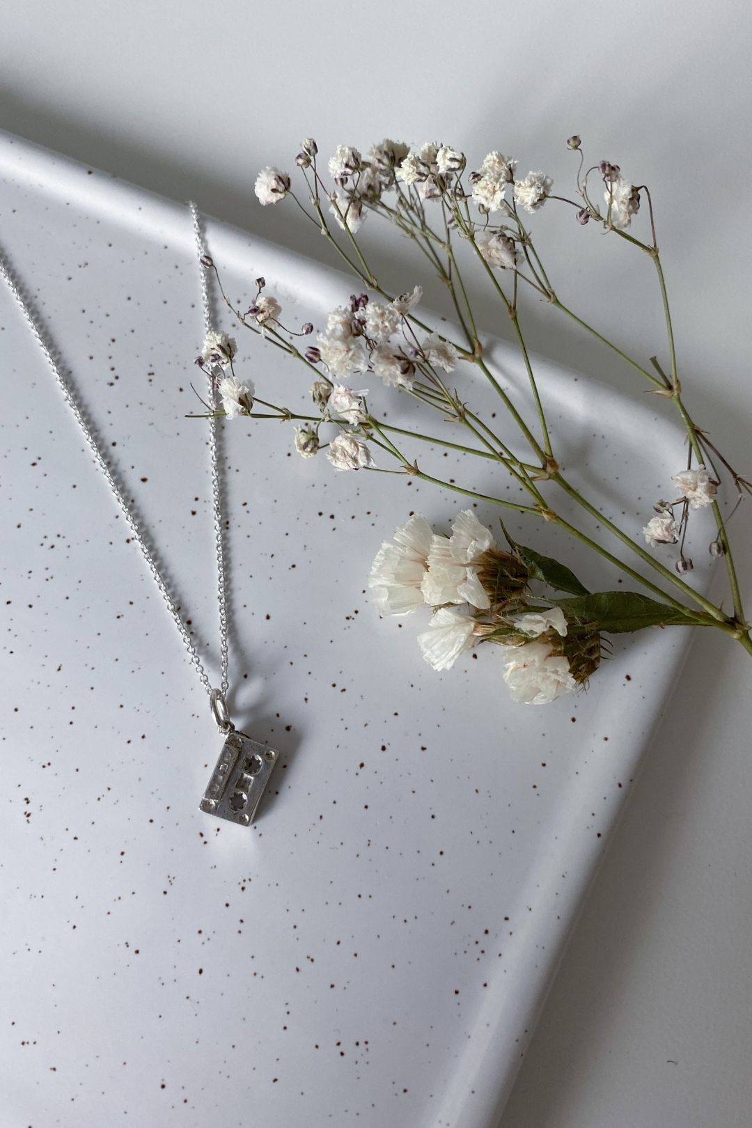 SÉROTONINE DESIGN Pendentif Cassette solo by Sérotonine Design | Roxy Lama