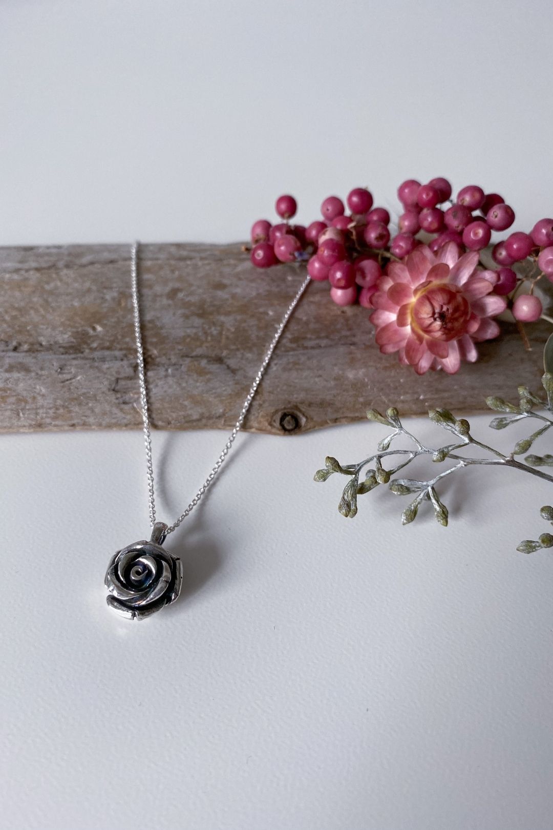 SÉROTONINE DESIGN Pendentif Rose - Grand Argent oxydé by Sérotonine Design | Roxy Lama