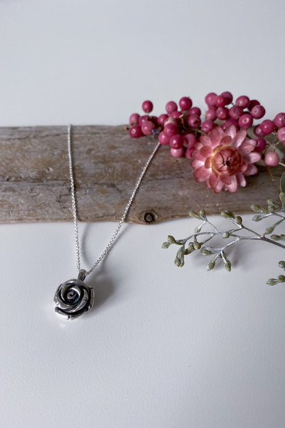SÉROTONINE DESIGN Pendentif Rose - Grand Argent oxydé by Sérotonine Design | Roxy Lama